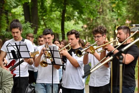 În cinstea Beatles: Elevii Liceului de Arte din Oradea au cântat melodii ale faimoasei trupe, într-un parc din oraș (FOTO/VIDEO)