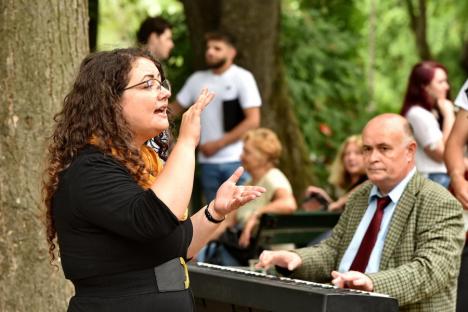 În cinstea Beatles: Elevii Liceului de Arte din Oradea au cântat melodii ale faimoasei trupe, într-un parc din oraș (FOTO/VIDEO)