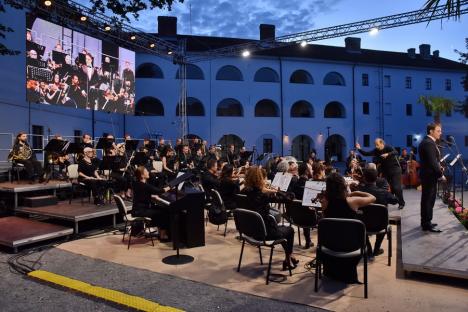 'O sole mio': Orădenii i-au ovaţionat pe cei 10 tenori care le-au cântat arii din opere şi piese napoletane în curtea Cetăţii (FOTO/VIDEO)