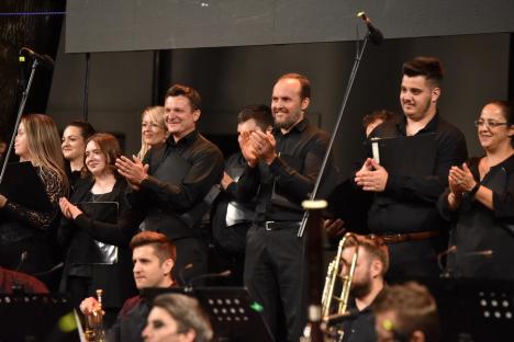 'O sole mio': Orădenii i-au ovaţionat pe cei 10 tenori care le-au cântat arii din opere şi piese napoletane în curtea Cetăţii (FOTO/VIDEO)