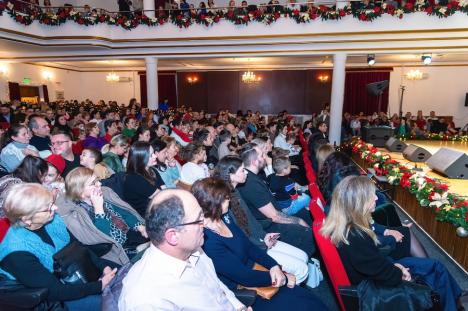 „Dăruim cu bucurie”: Peste 32.000 de lei s-au strâns pentru familii nevoiașe la concertul caritabil de la Filarmonica din Oradea (FOTO)