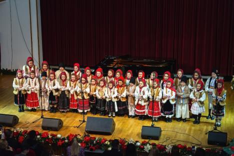 „Dăruim cu bucurie”: Peste 32.000 de lei s-au strâns pentru familii nevoiașe la concertul caritabil de la Filarmonica din Oradea (FOTO)