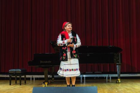 „Dăruim cu bucurie”: Peste 32.000 de lei s-au strâns pentru familii nevoiașe la concertul caritabil de la Filarmonica din Oradea (FOTO)