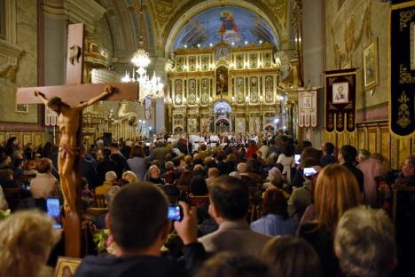 Catedrala a fost plină: Ioan Bocșa și ansamblul „Icoane” i-au colindat pe orădeni (FOTO / VIDEO)
