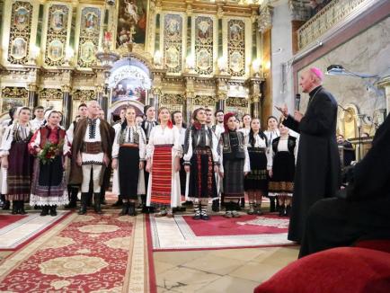 Catedrala a fost plină: Ioan Bocșa și ansamblul „Icoane” i-au colindat pe orădeni (FOTO / VIDEO)