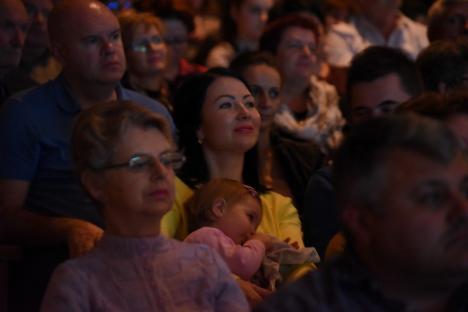 Atmosfera Cenaclului Flacăra, recreată la Oradea: Victor Socaciu, Ducu Bertzi și Vasile Șeicaru aplaudați de sute de melomani. Un bărbat a leșinat la concert (FOTO / VIDEO)