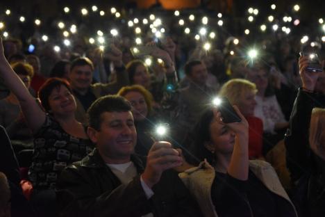 Atmosfera Cenaclului Flacăra, recreată la Oradea: Victor Socaciu, Ducu Bertzi și Vasile Șeicaru aplaudați de sute de melomani. Un bărbat a leșinat la concert (FOTO / VIDEO)