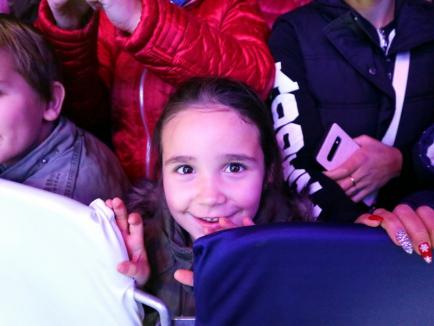 Delia a strâns mii de orădeni în Piața Unirii din Oradea: printre fani, o fetiță în scaun cu rotile venită din Timișoara (FOTO / VIDEO)