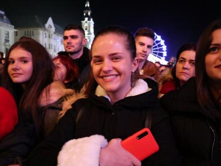 Delia a strâns mii de orădeni în Piața Unirii din Oradea: printre fani, o fetiță în scaun cu rotile venită din Timișoara (FOTO / VIDEO)