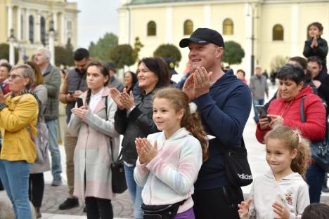 „Fain, dar prea scurt”. Sute de orădeni au ascultat de Ziua Orașului fanfara militară de la Cluj cântând marșuri, hore, valsuri și sârbe (FOTO/VIDEO)