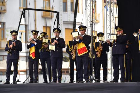 „Fain, dar prea scurt”. Sute de orădeni au ascultat de Ziua Orașului fanfara militară de la Cluj cântând marșuri, hore, valsuri și sârbe (FOTO/VIDEO)