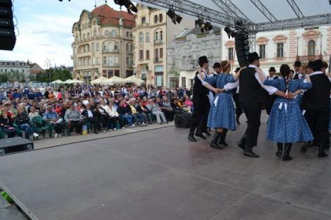 Piaţa Unirii, inaugurată muzical cu un concert folcloric care a adunat sute de orădeni (FOTO/VIDEO)