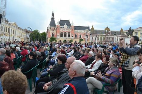 Piaţa Unirii, inaugurată muzical cu un concert folcloric care a adunat sute de orădeni (FOTO/VIDEO)