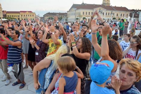 Vizita tinerilor catolici din Italia s-a încheiat cu un spectacol în Piaţa Unirii (FOTO/VIDEO)