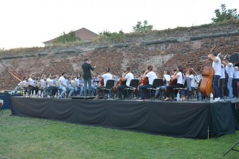 Tinerii din Chişinău Youth Orchestra le-au cântat orădenilor în Parcul Cetăţii (FOTO/VIDEO)