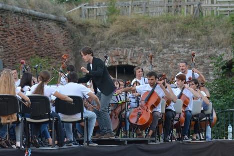 Tinerii din Chişinău Youth Orchestra le-au cântat orădenilor în Parcul Cetăţii (FOTO/VIDEO)