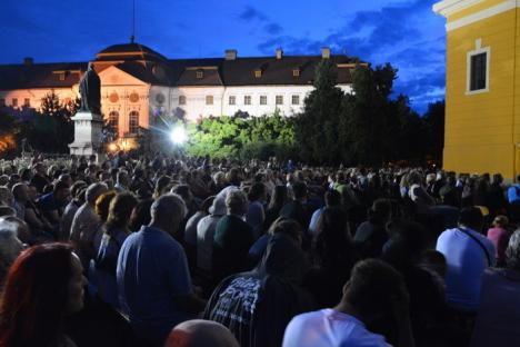 Spectacol superb la Palatul Baroc: Sute de orădeni au asistat la un concert cu muzică clasică şi focuri de artificii (FOTO/VIDEO)