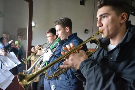 De ziua Oradiei, elevii Liceului de Artă au dat recitaluri de trompete în turnul Primăriei (FOTO/VIDEO)