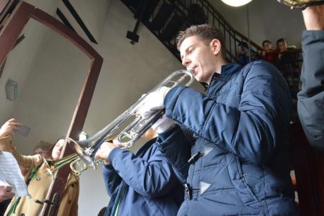De ziua Oradiei, elevii Liceului de Artă au dat recitaluri de trompete în turnul Primăriei (FOTO/VIDEO)