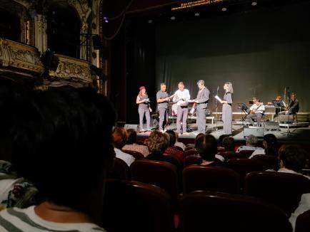 „Bolojan, frate, fă un pas în spate!”: Concert manifest al actorilor orădeni, cu critici la adresa președintelui CJ Bihor, pe scena Teatrului (FOTO / VIDEO)