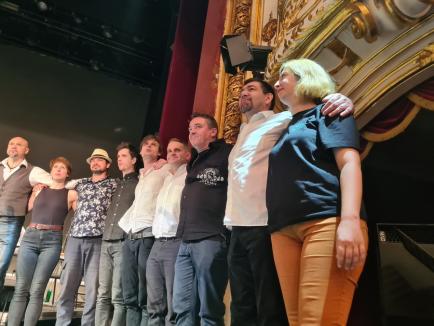 „Bolojan, frate, fă un pas în spate!”: Concert manifest al actorilor orădeni, cu critici la adresa președintelui CJ Bihor, pe scena Teatrului (FOTO / VIDEO)