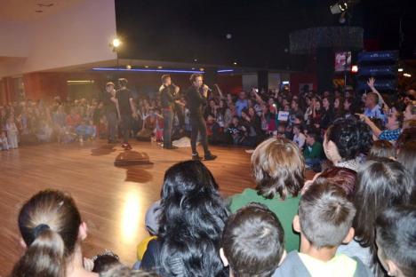Distracţie aniversară: Adolescentele s-au înghesuit la concertul trupei MAXIM de la Oradea Shopping City (FOTO/VIDEO)