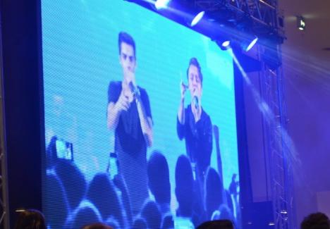 Distracţie aniversară: Adolescentele s-au înghesuit la concertul trupei MAXIM de la Oradea Shopping City (FOTO/VIDEO)