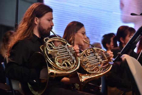 Hollywood la Cetate. Muzicienii Filarmonicii i-au purtat pe spectatorii orădeni prin lumea filmelor (FOTO/VIDEO)