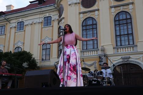 Concert caritabil în pandemie: Paula Seling a cântat în curtea Palatului Baroc, pentru o fetiţă bolnavă (FOTO / VIDEO)