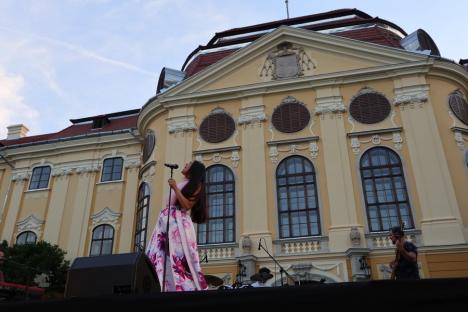 Concert caritabil în pandemie: Paula Seling a cântat în curtea Palatului Baroc, pentru o fetiţă bolnavă (FOTO / VIDEO)