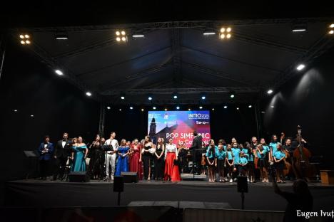 „Un oraș de o frumusețe dezarmantă”: Paula Seling, câștigătorul X-Factor și alți artiști au umplut centrul Oradiei cu un concert pop-simfonic (FOTO/VIDEO)