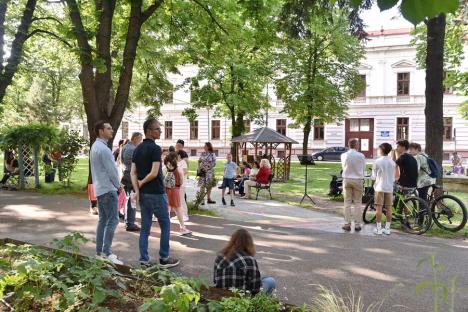 „Arta ne unește”: Spectacol într-un parc din Oradea, oferit de elevii Școlii de Arte Francisc Hubic (FOTO)