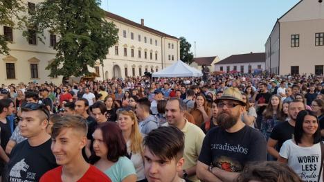 Subcarpaţi şi-a prelungit cu aproape o oră concertul de la Oradea. Cetatea, plină de tineri care au cântat cu artiştii fiecare piesă! (FOTO / VIDEO)