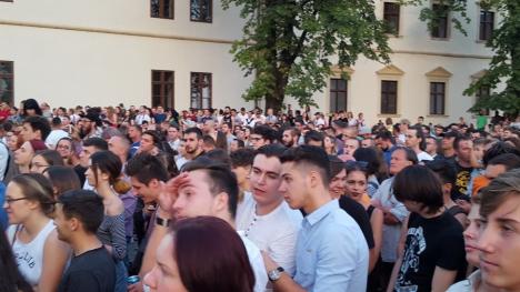 Subcarpaţi şi-a prelungit cu aproape o oră concertul de la Oradea. Cetatea, plină de tineri care au cântat cu artiştii fiecare piesă! (FOTO / VIDEO)