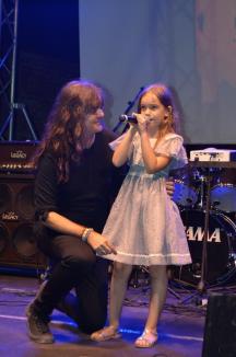 Fetiţa lui Călin Pop, vedeta galei 'Give Peace a Chance' din Cetatea Oradea (FOTO / VIDEO)