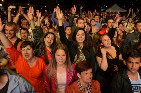 Concertul referendumului: Voltaj, Antonia şi Alex Velea au strâns mii de bihoreni în faţa Lotus Center (FOTO / VIDEO)