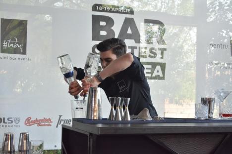 Campionatul de cocktail-viteză: Barmanii orădeni s-au întrecut în prepararea unor băuturi spectaculoase, la Rivo (FOTO/VIDEO)