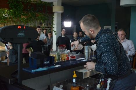 Campionatul de cocktail-viteză: Barmanii orădeni s-au întrecut în prepararea unor băuturi spectaculoase, la Rivo (FOTO/VIDEO)