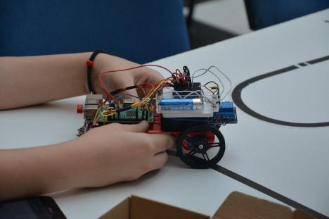 Lumea roboţilor: Peste 150 de copii şi tineri şi-au demonstrat abilităţile în robotică la Oradea (FOTO/VIDEO)