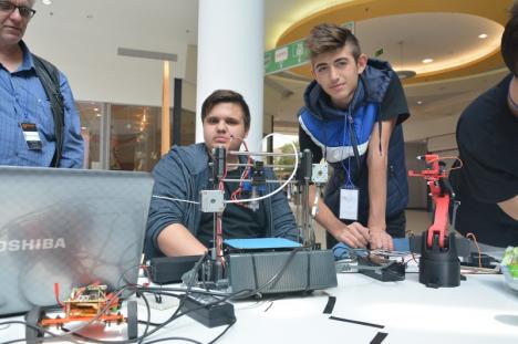 Lumea roboţilor: Peste 150 de copii şi tineri şi-au demonstrat abilităţile în robotică la Oradea (FOTO/VIDEO)