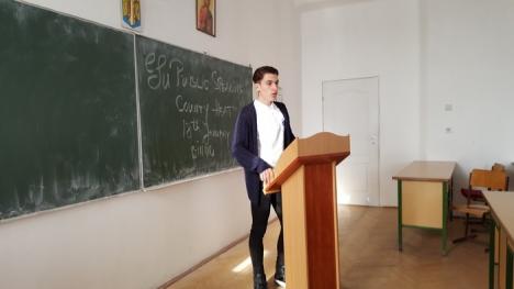 Discurs public în limba engleză pentru elevii din Bihor: Pacea nu înseamnă absenţa războiului (FOTO)
