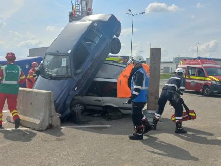 Misiune... posibilă. Pompierii bihoreni, cei mai buni la descarcerarea din vehicule (FOTO)