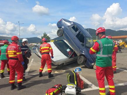 Misiune... posibilă. Pompierii bihoreni, cei mai buni la descarcerarea din vehicule (FOTO)