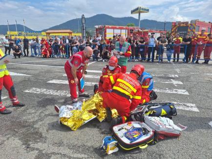 Misiune... posibilă. Pompierii bihoreni, cei mai buni la descarcerarea din vehicule (FOTO)