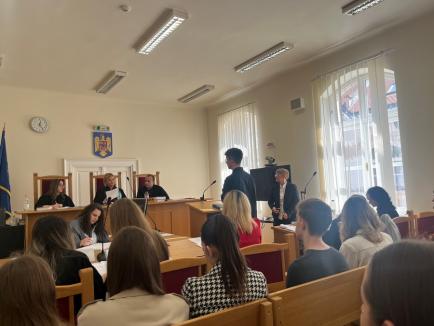 Exercițiu la Facultatea de Drept: Studenți din Oradea și Alba Iulia au simulat un proces de divorț (FOTO)