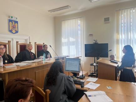Exercițiu la Facultatea de Drept: Studenți din Oradea și Alba Iulia au simulat un proces de divorț (FOTO)