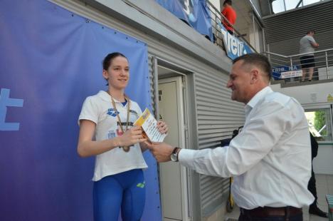 CS Crişul a obţinut 13 clasări pe podium la etapa regională a Campionatului Naţional de înot pentru cadeţi. Cele mai bune rezultate: Huszar Ingrid (FOTO)