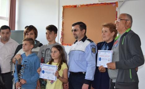 Elevi din zece județe s-au întrecut la Șuncuiuș într-un concurs de educație rutieră organizat de polițiștii bihoreni (FOTO)