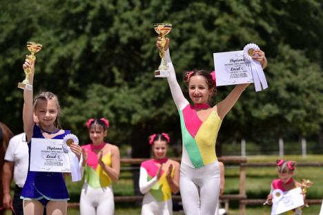 Show spectaculos în Bihor: Mai multe sportive s-au întrecut în acrobații pe cai (FOTO / VIDEO)