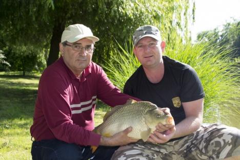 Cupa presei la pescuit: Jurnaliştii au strâns şi au eliberat 37 kilograme de peşte (FOTO)